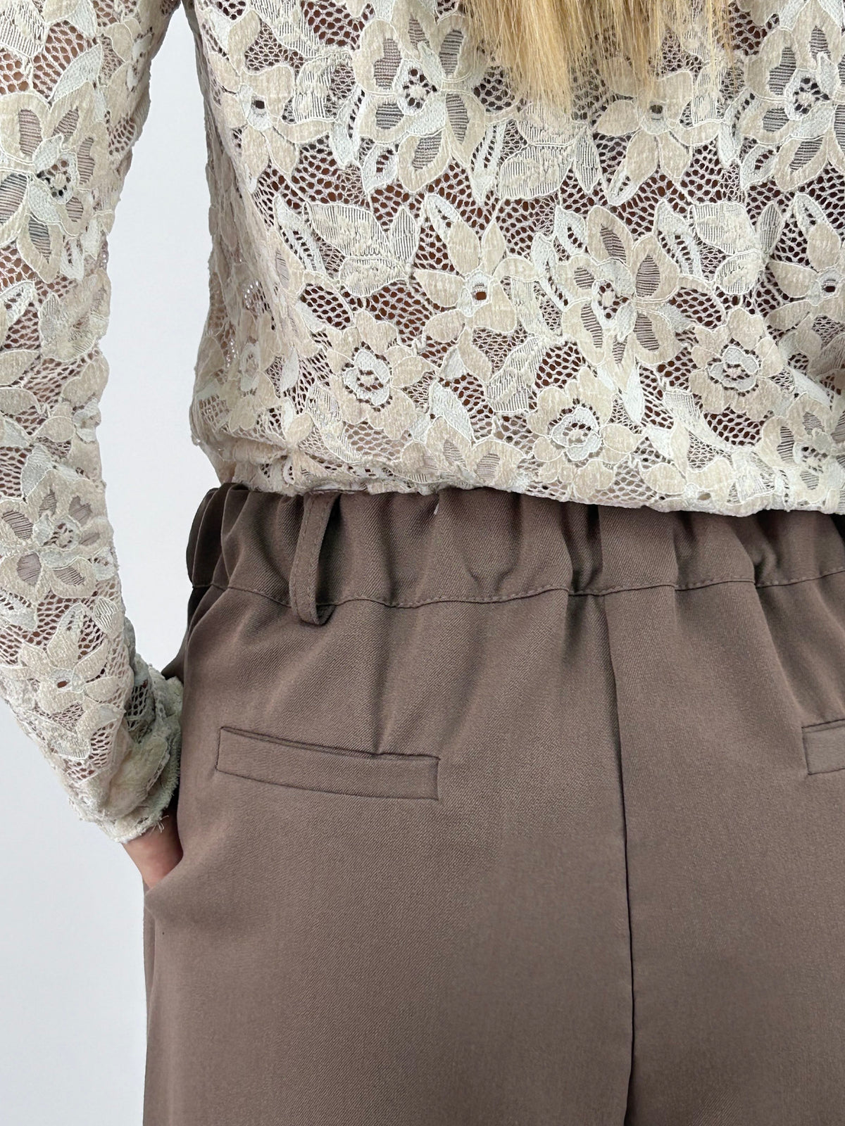 Pantalone donna con pinces e vita elasticizzata sul retro tortora - vista dettaglio elastico