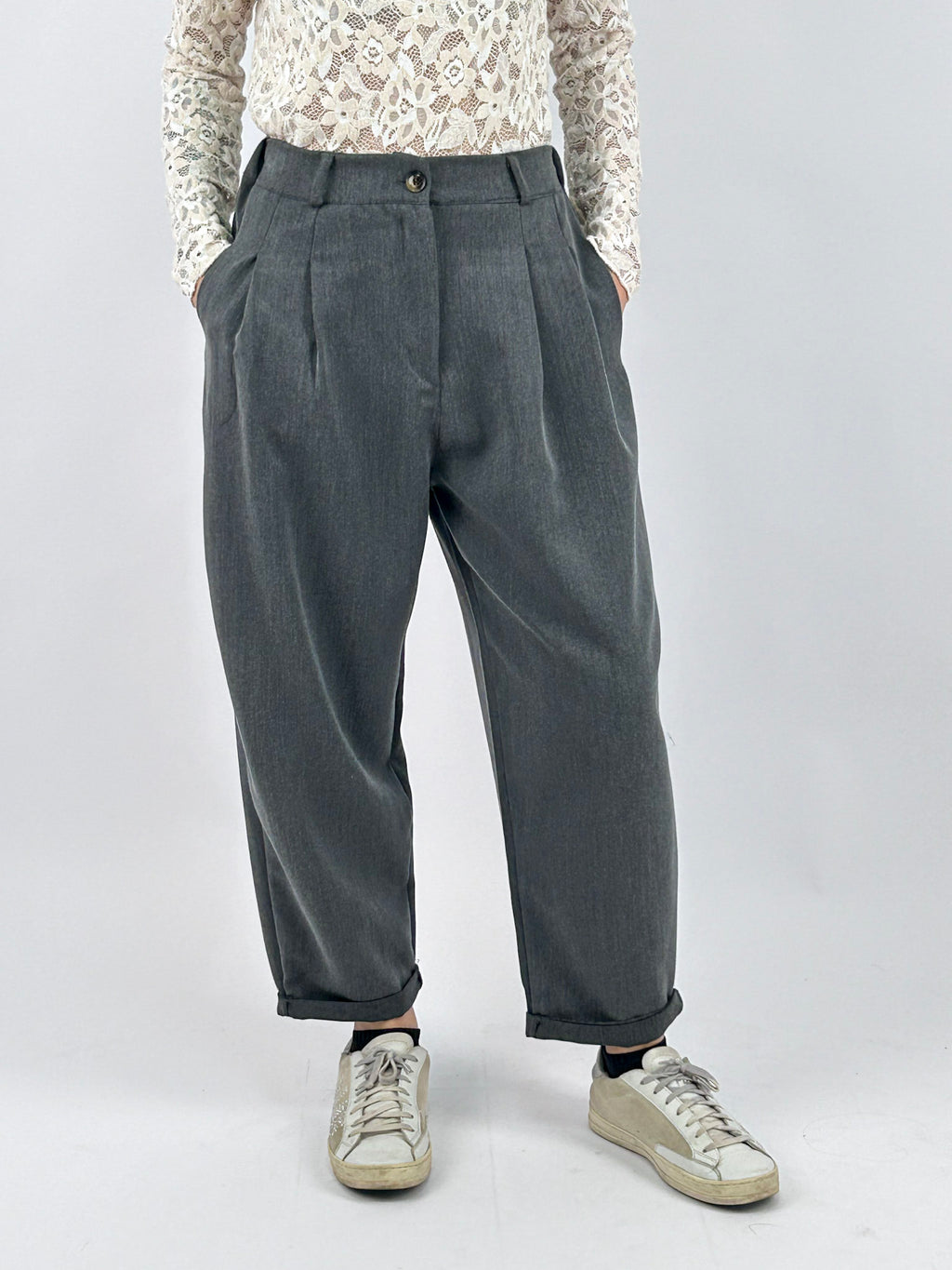 Pantalone donna con pinces e vita elasticizzata sul retro grigio - vista frontale