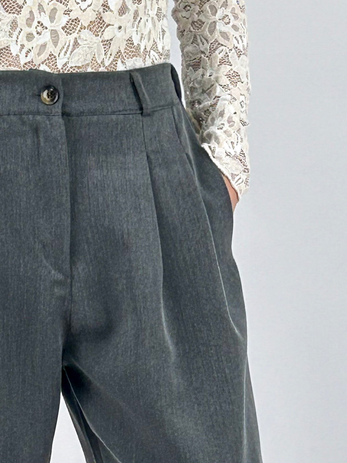 Pantalone donna con pinces e vita elasticizzata sul retro grigio - vista dettaglio