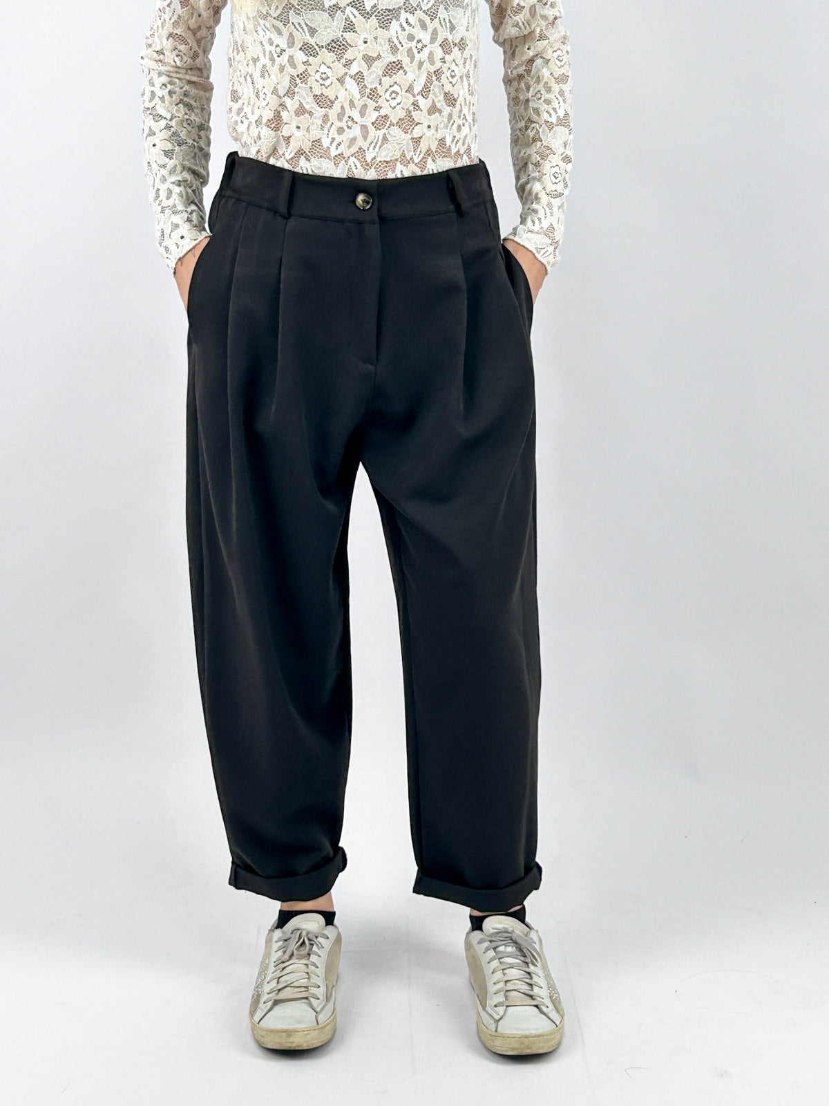 Pantalone donna con pinces e vita elasticizzata sul retro nero - vista frontale