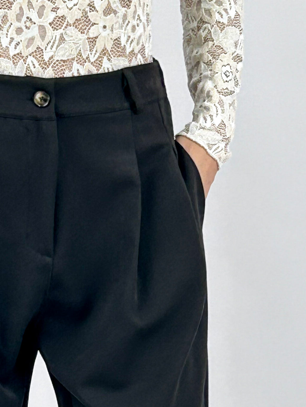 Pantalone donna con pinces e vita elasticizzata sul retro nero - vista dettaglio
