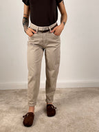 antalone comfort fit – pantalone donna morbido elasticizzato, stile casual chic.vista frontale