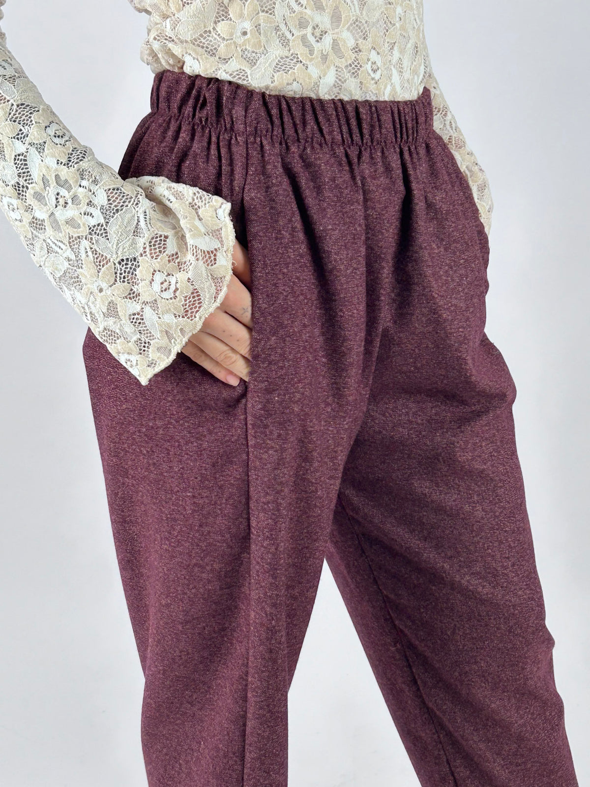 Pantalone Cocoon burgundi, dettaglio vita elasticizzata e tasche