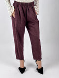 Pantalone Cocoon burgundi indossato, vista frontale