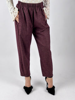 Pantalone Cocoon burgundi indossato, vista frontale