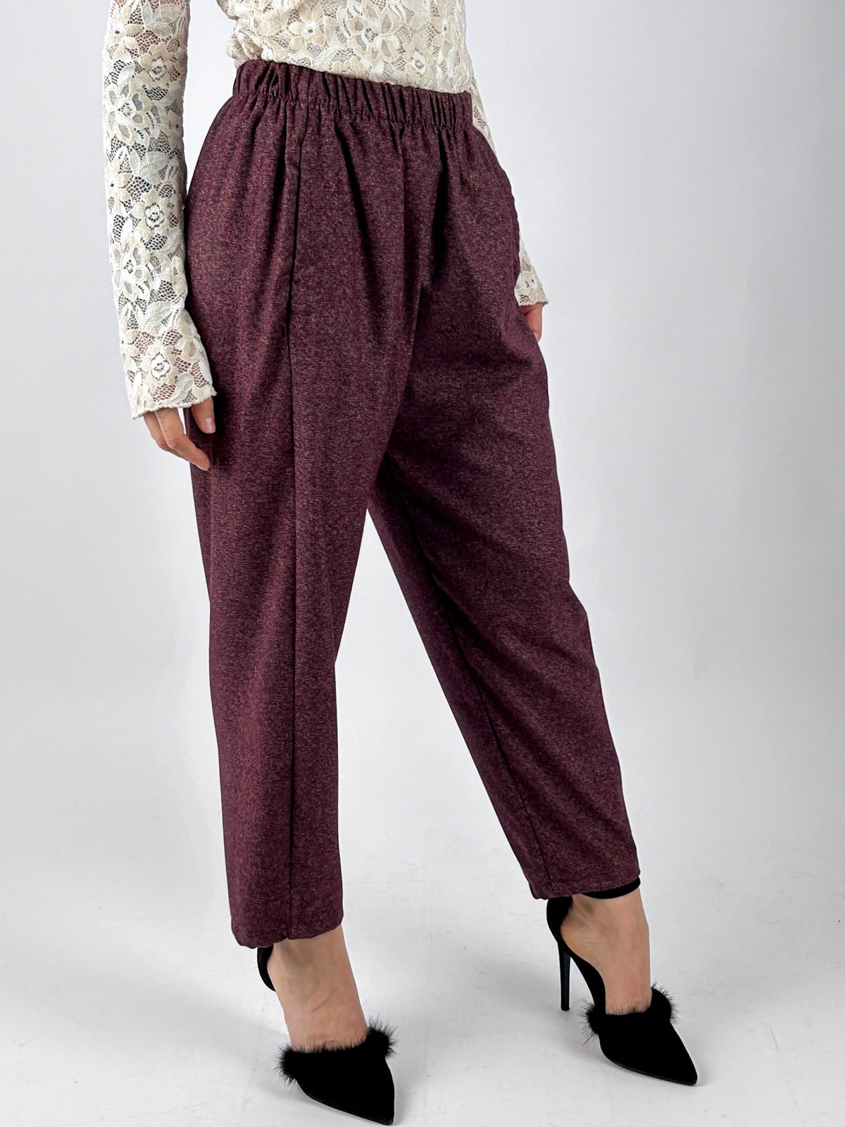 Pantalone Cocoon burgundi indossato, vista laterale