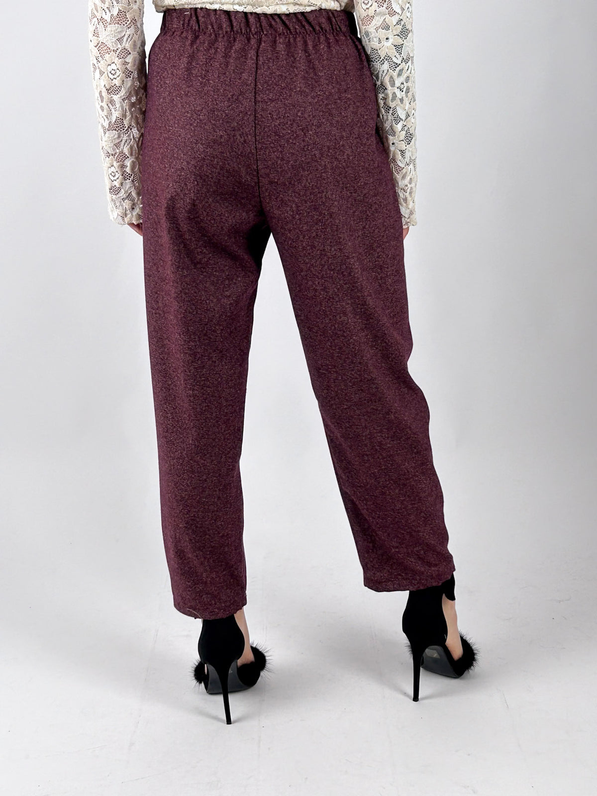 Pantalone Cocoon burgundi indossato, vista posteriore