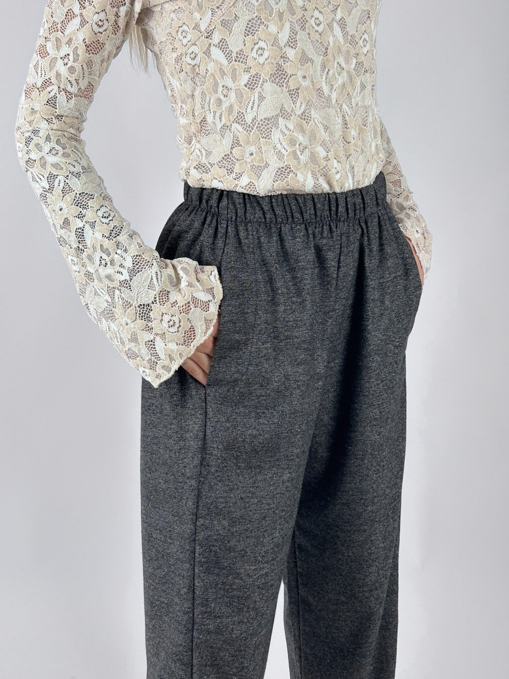 Pantalone Cocoon grigio, dettaglio vita elasticizzata e tasche
