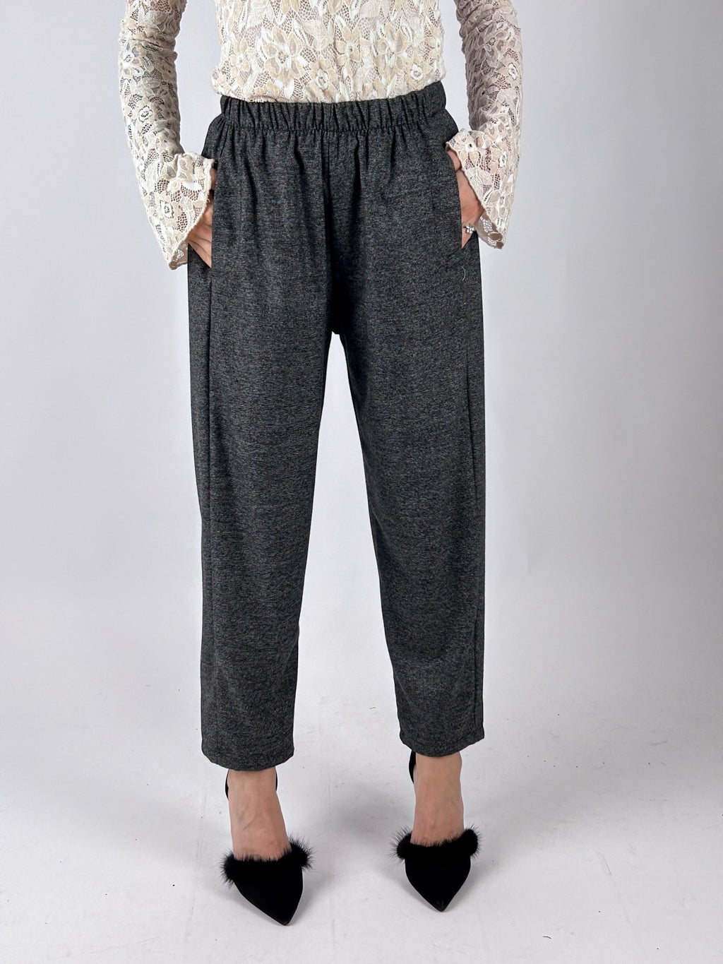 Pantalone Cocoon grigio indossato, vista frontale