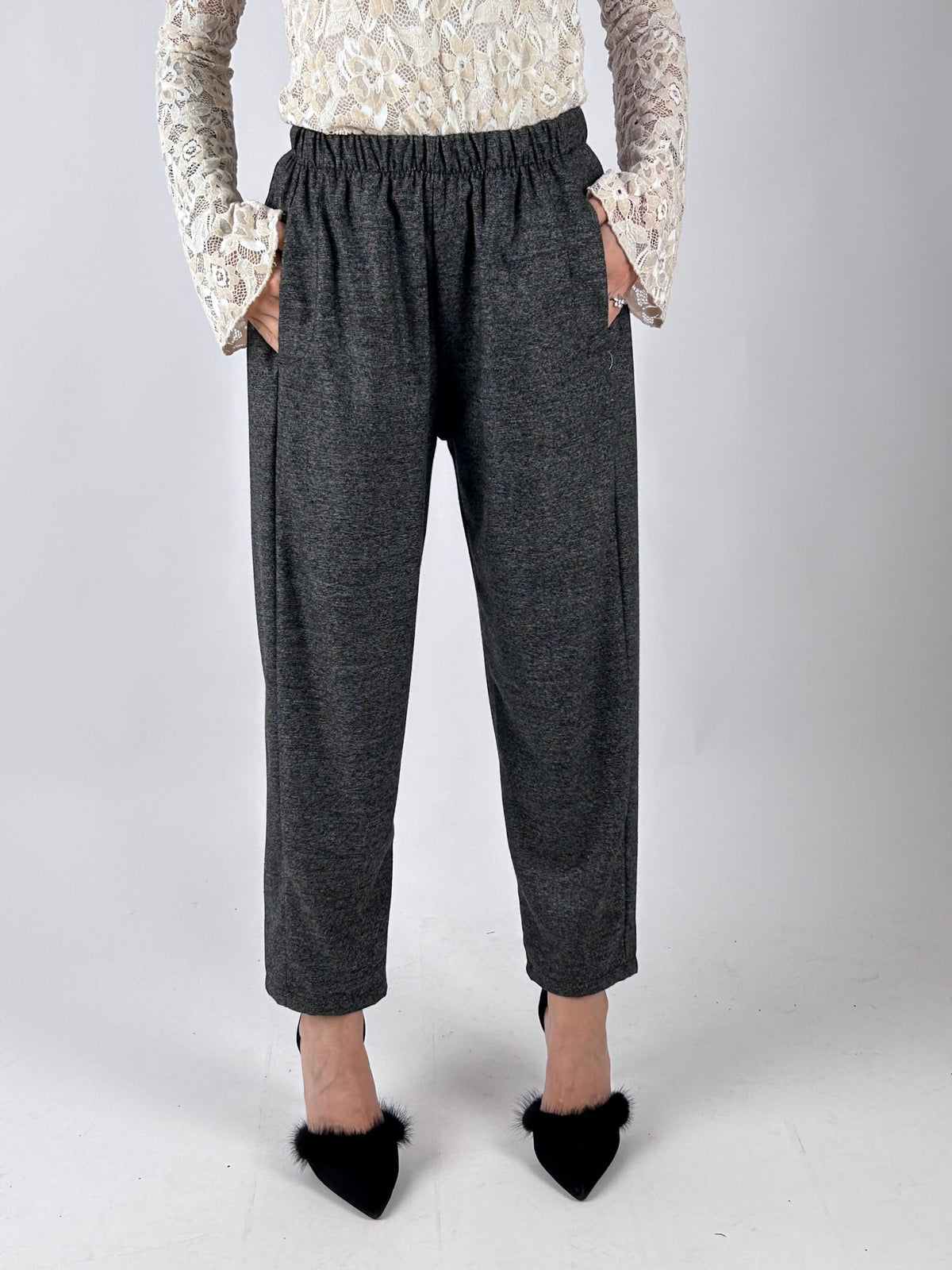 Pantalone Cocoon grigio indossato, vista frontale