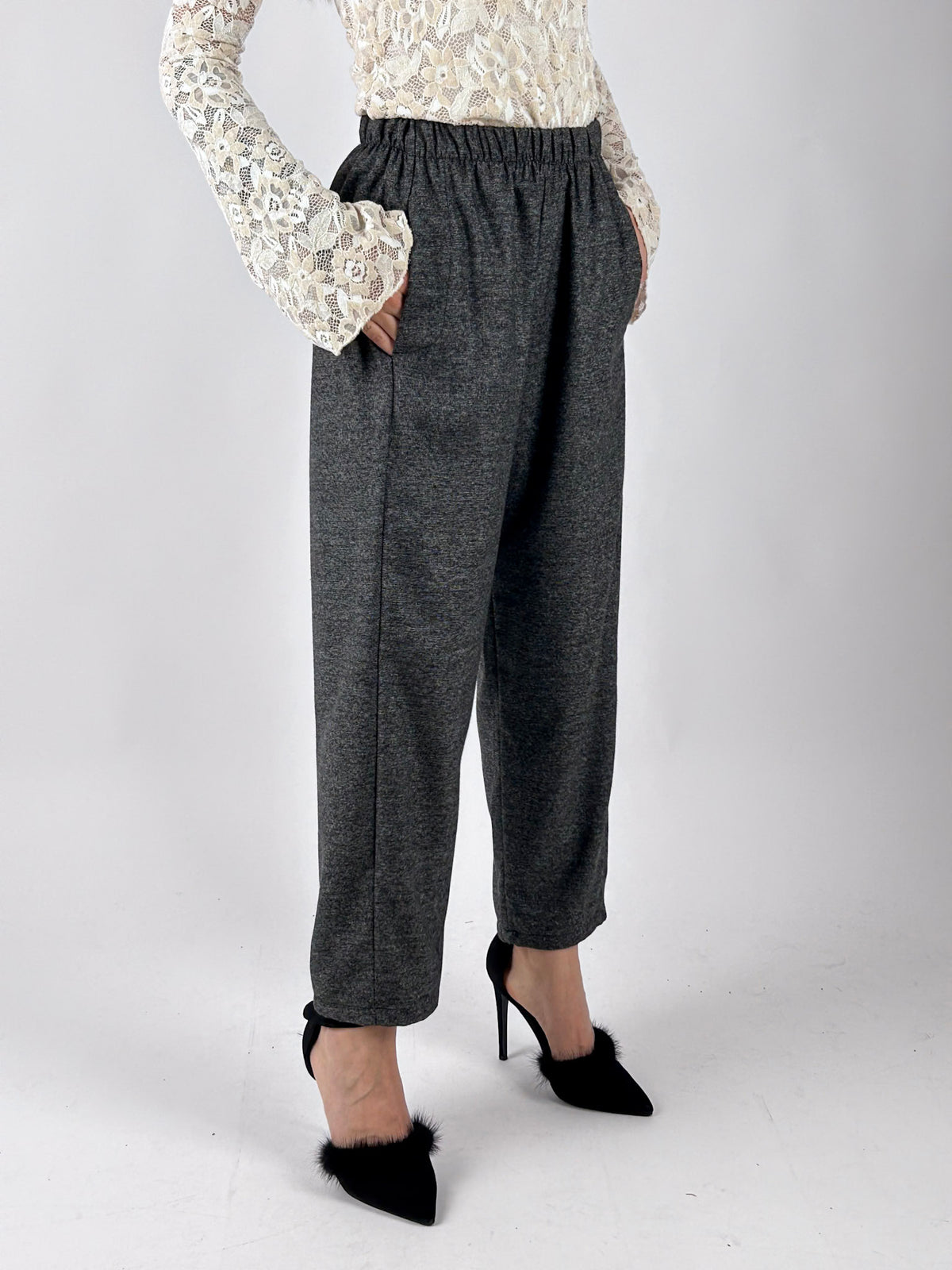 Pantalone Cocoon grigio indossato, vista laterale