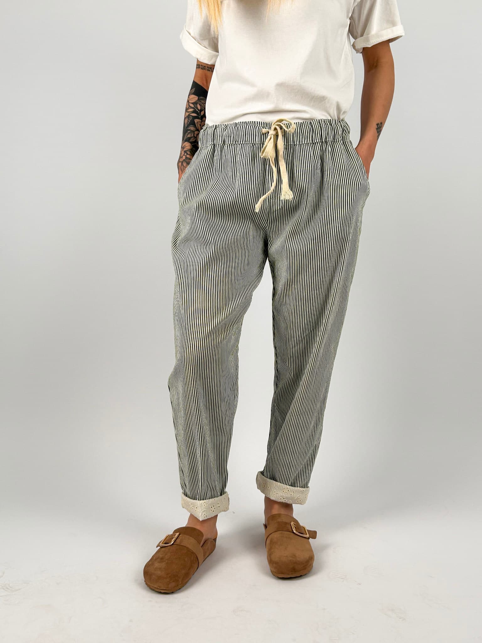 Pantalone donna rigato con coulisse in vita e vestibilità morbida. Verdev vista frontale