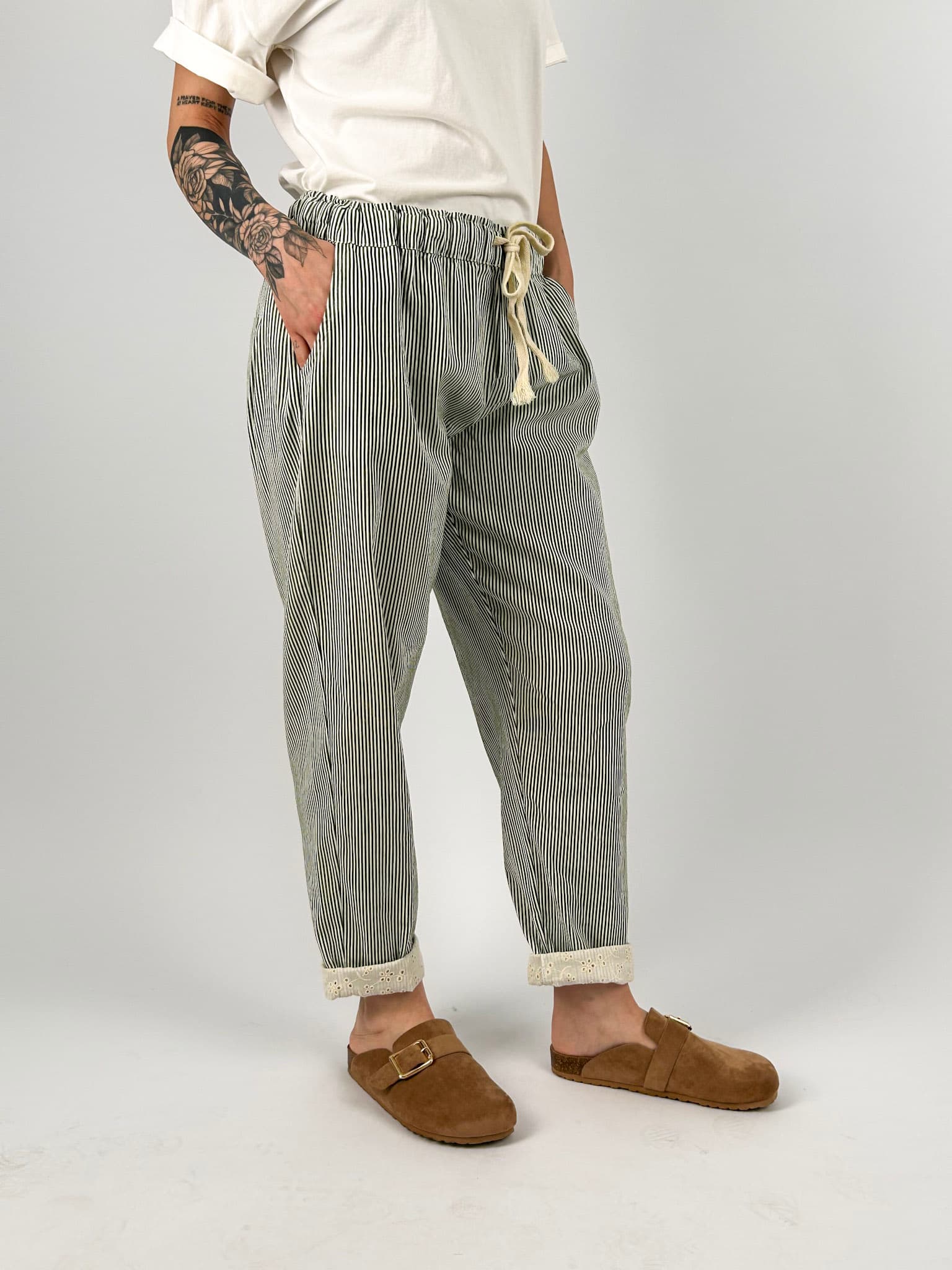 Pantalone donna rigato con coulisse in vita e vestibilità morbida. vista laterale