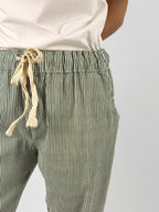 Pantalone donna rigato Verde militare con coulisse in vita e vestibilità morbida. vista dettaglio vita