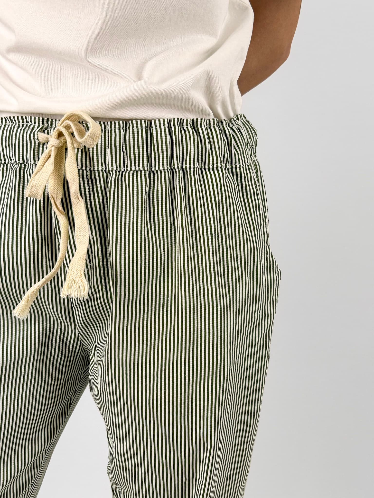Pantalone donna rigato con coulisse in vita e vestibilità morbida. vista dettaglio vita