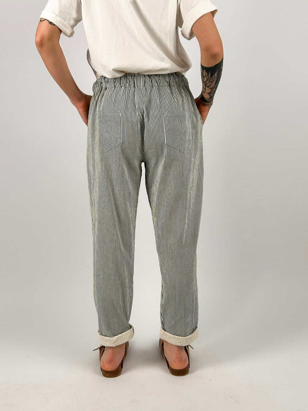 Pantalone donna Verde militare rigato con coulisse in vita e vestibilità morbida. vista retro