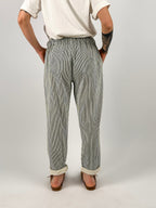 Pantalone donna Verde militare rigato con coulisse in vita e vestibilità morbida. vista retro