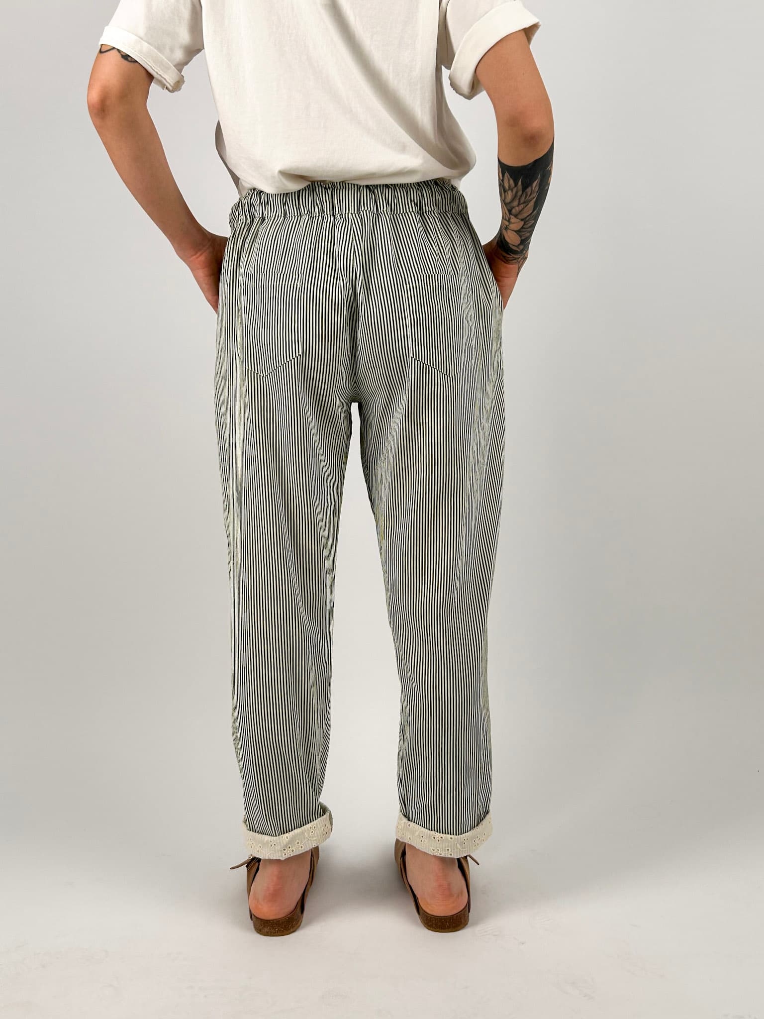 Pantalone donna rigato con coulisse in vita e vestibilità morbida. vista retro
