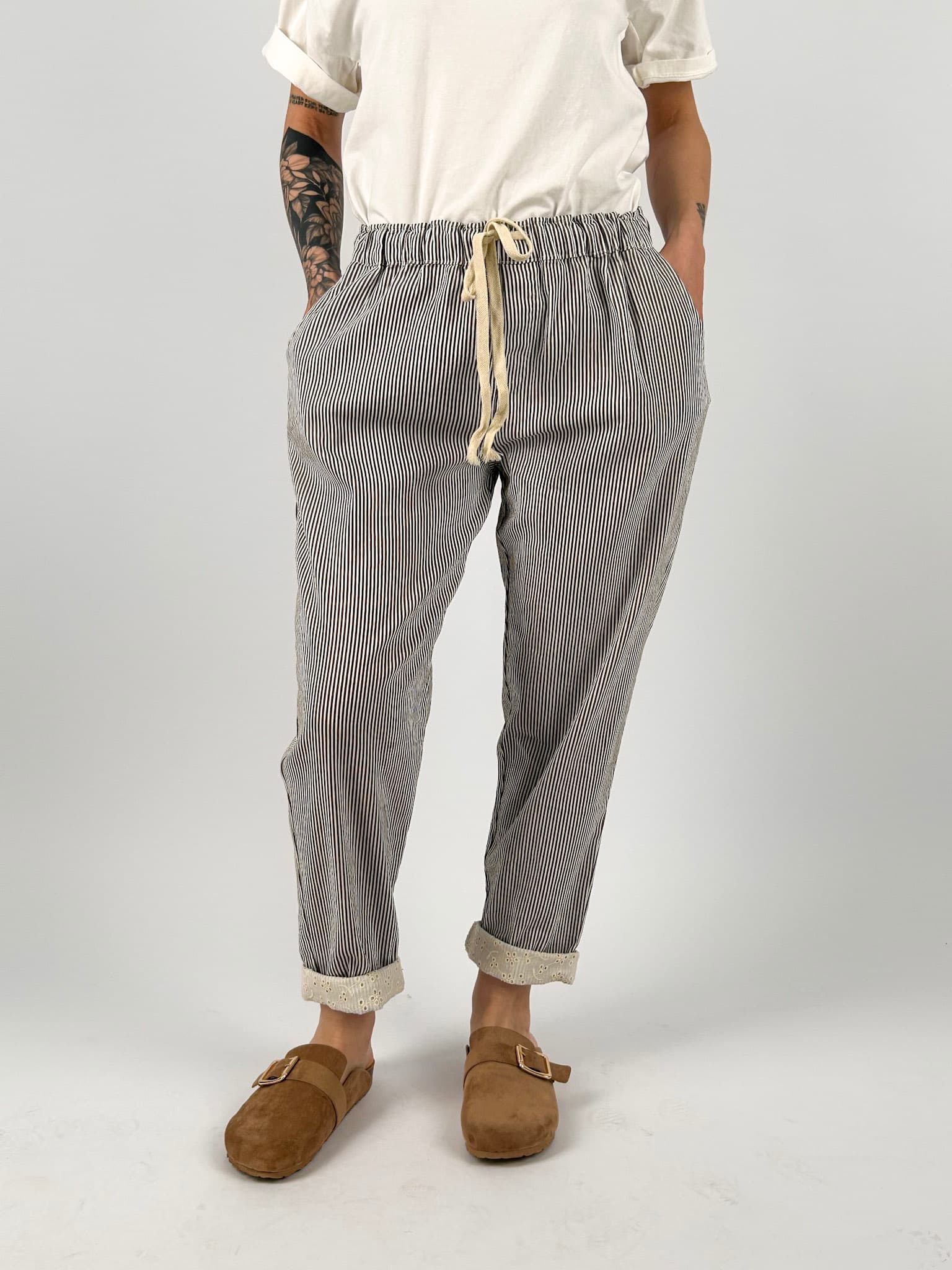 Pantalone donna rigato con coulisse in vita e vestibilità morbida. cioccolato vista frontale