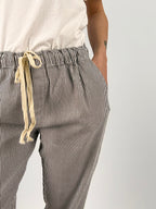 Pantalone donna rigato con coulisse in vita e vestibilità morbida. cioccolato vista dettaglio