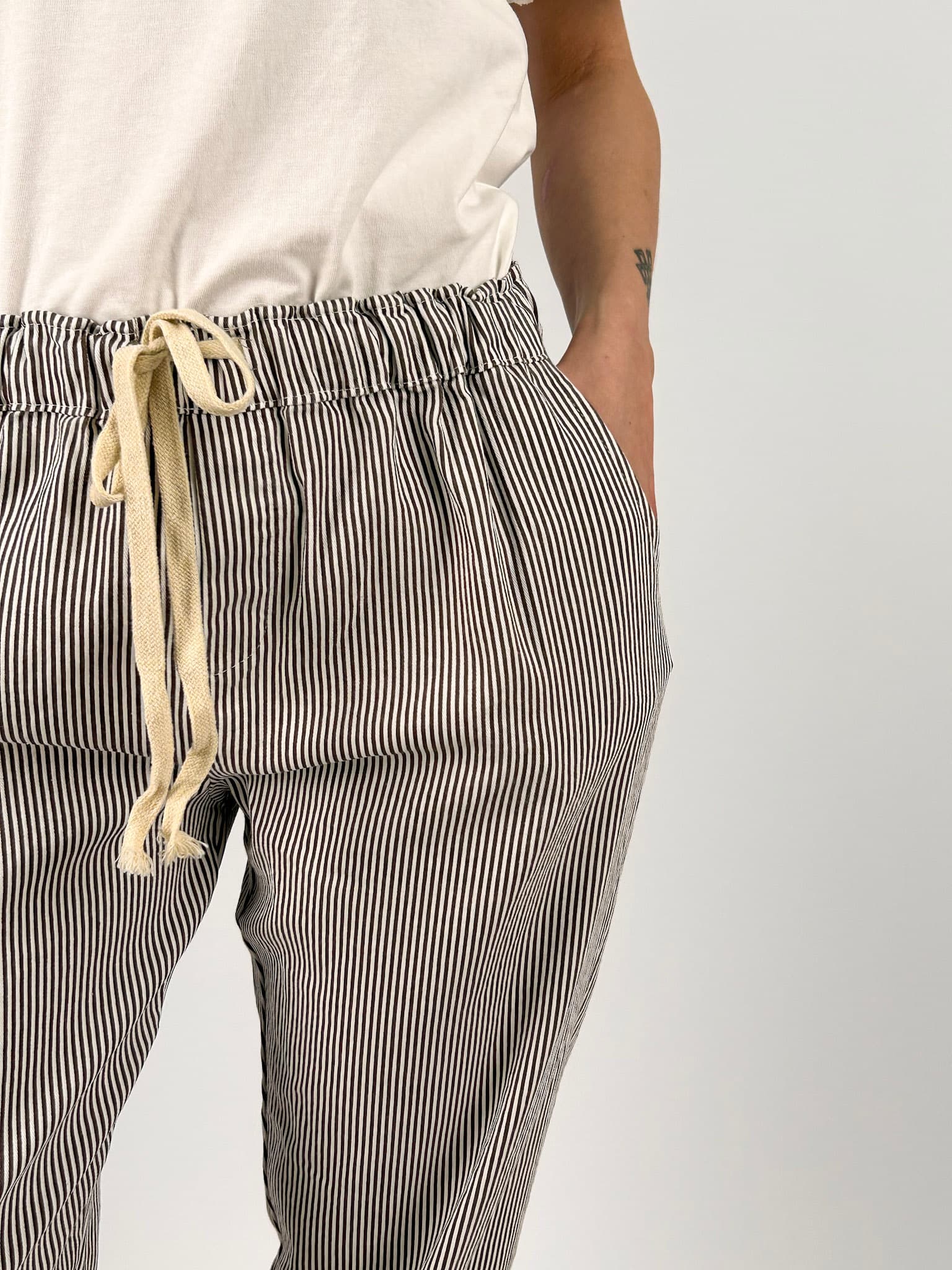 Pantalone donna rigato con coulisse in vita e vestibilità morbida. cioccolato vista dettaglio
