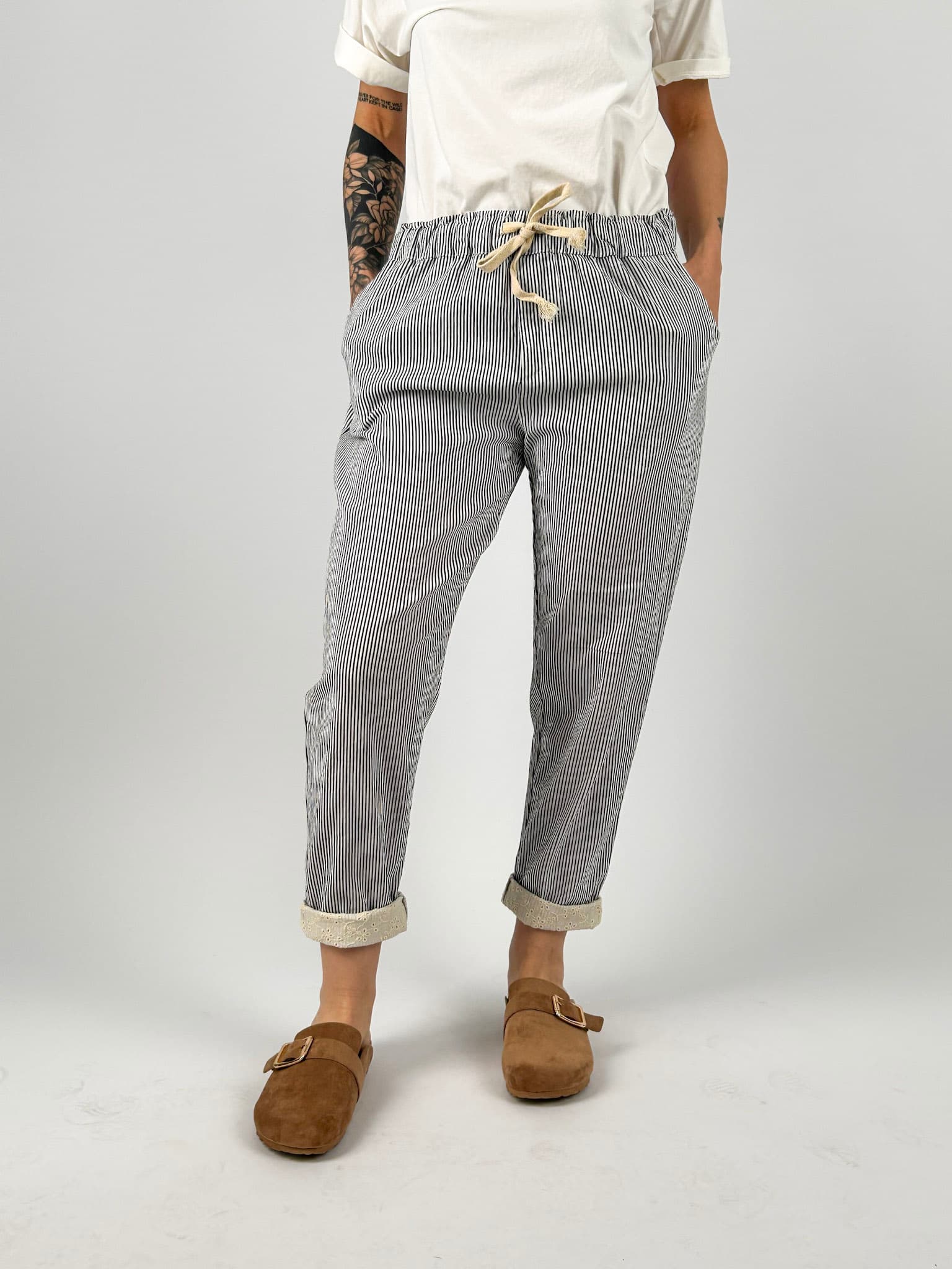 Pantalone donna rigato con coulisse in vita e vestibilità morbida. blu vista frontale
