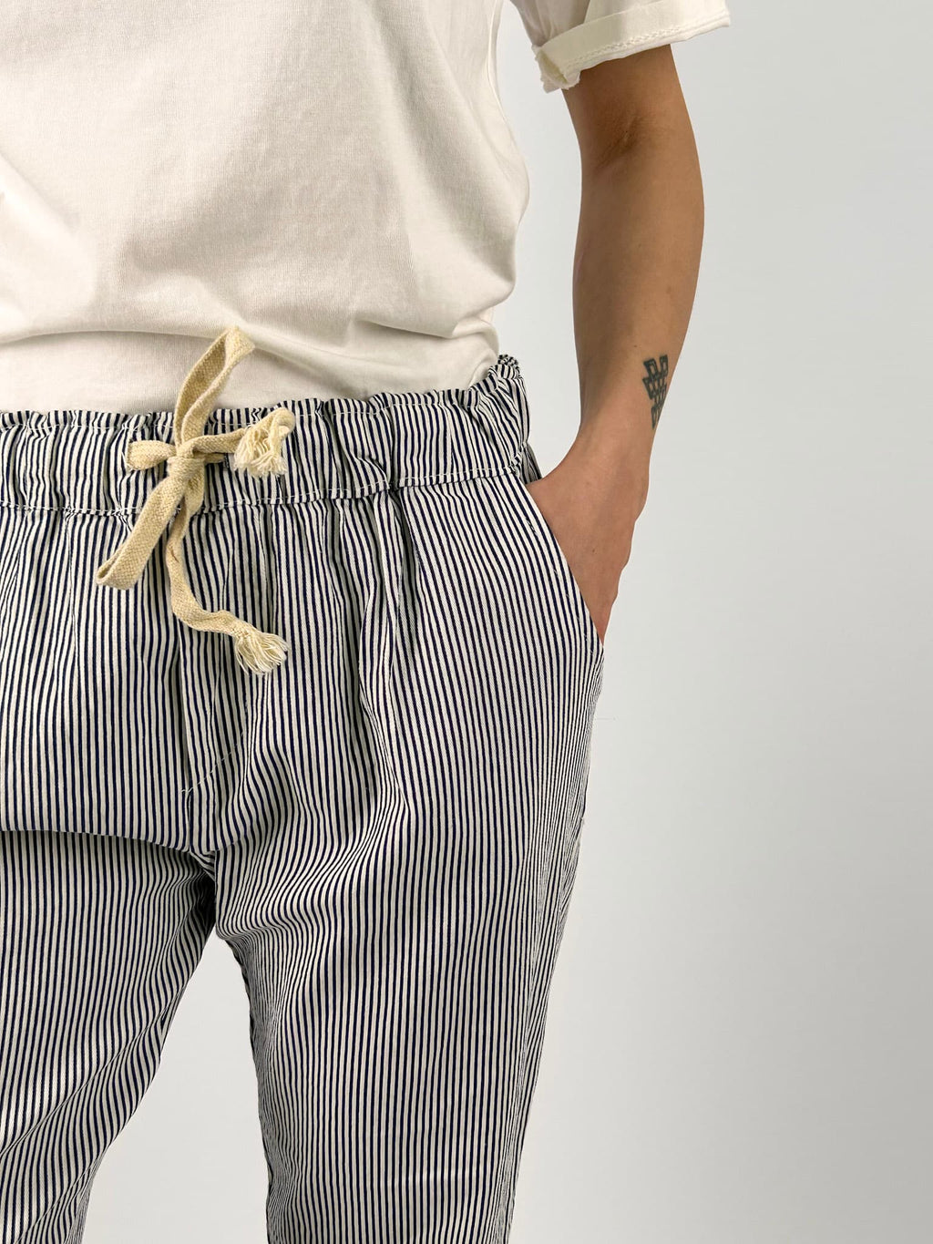 Pantalone donna rigato con coulisse in vita e vestibilità morbida. blu vista dettaglio