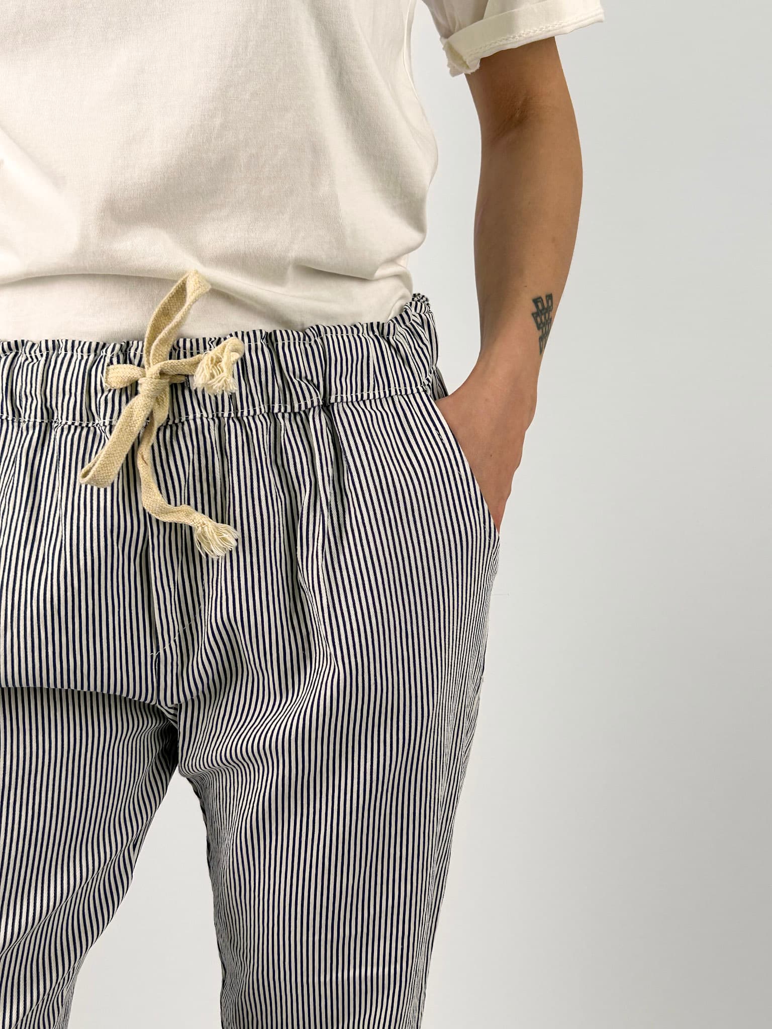 Pantalone donna rigato con coulisse in vita e vestibilità morbida. blu vista dettaglio