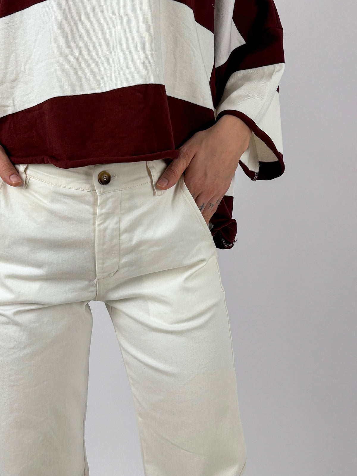 Pantalone donna a gamba dritta - dettaglio vita e tasca