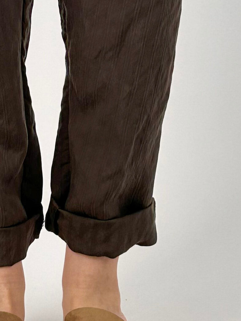 Pantalone donna morbido con vita elasticizzata e vestibilità rilassata. dettaglio orlo