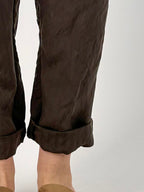 Pantalone donna morbido con vita elasticizzata e vestibilità rilassata. dettaglio orlo