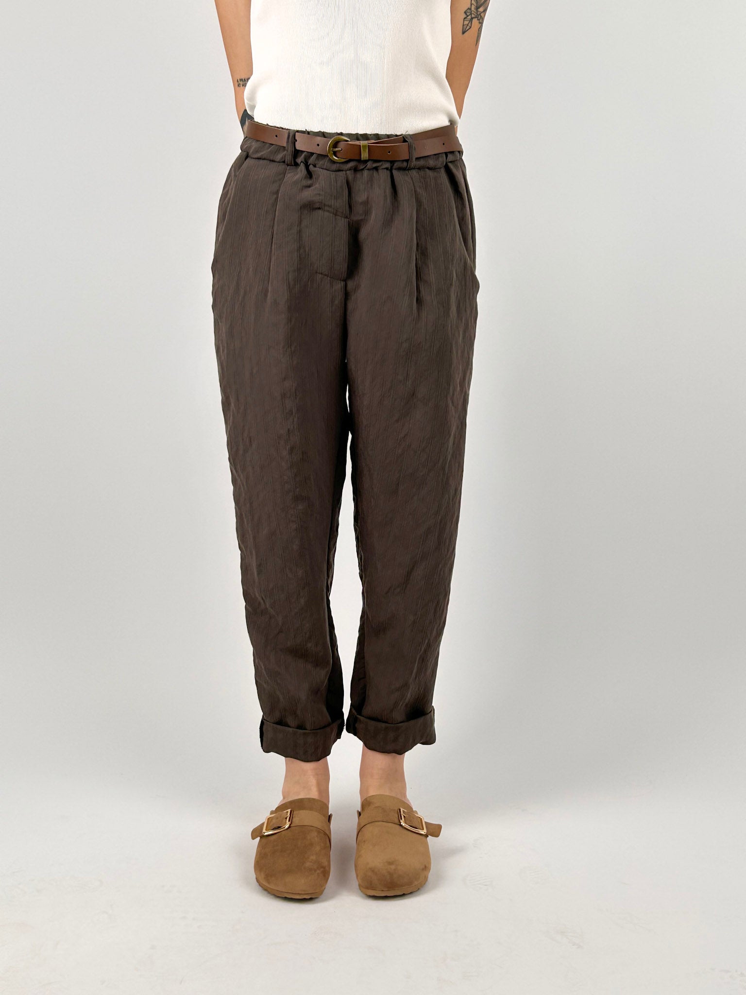 Pantalone donna morbido con vita elasticizzata e vestibilità rilassata. 