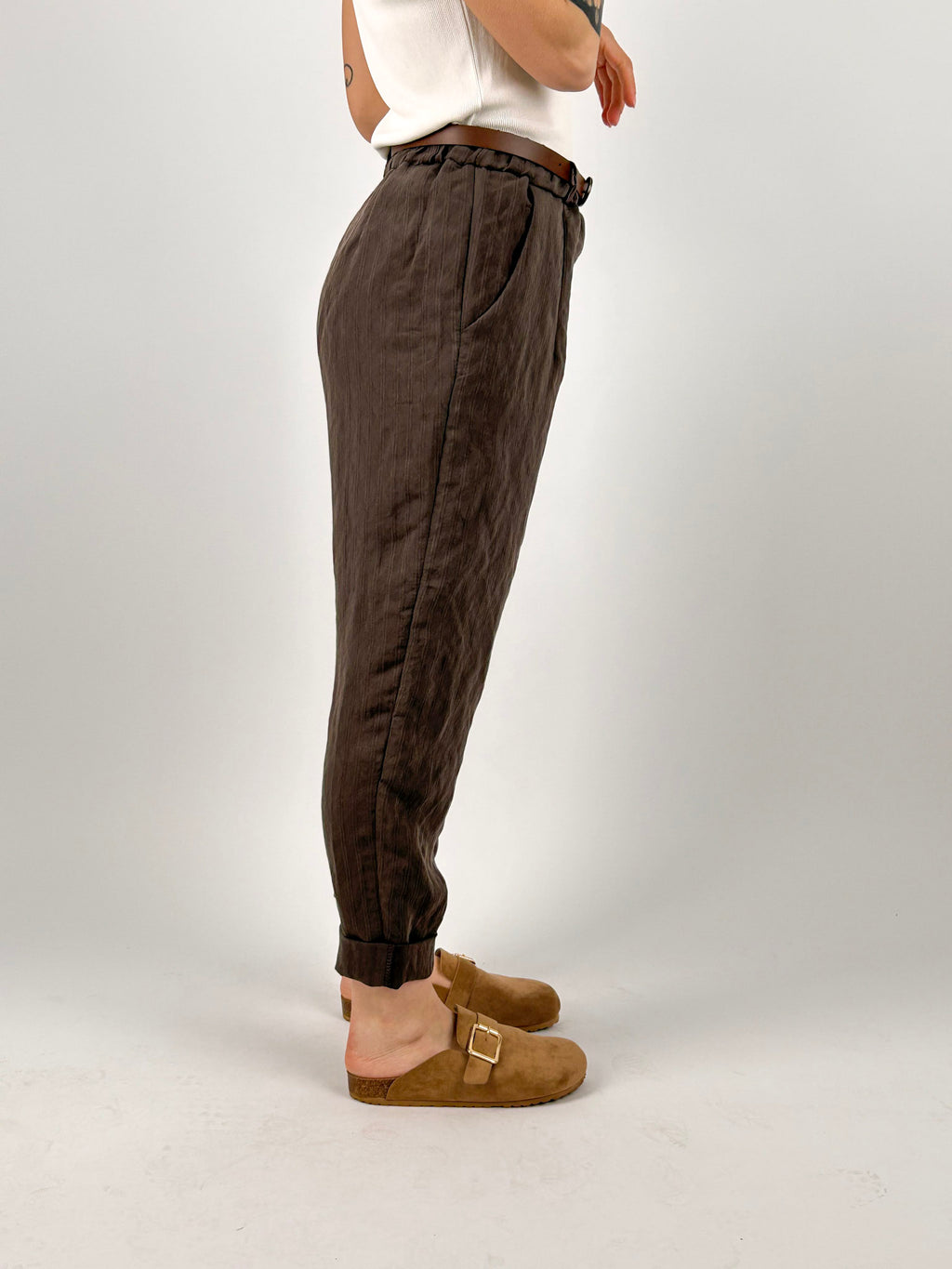 Pantalone donna morbido con vita elasticizzata e vestibilità rilassata. vista laterale