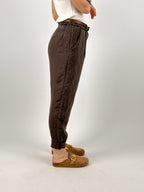 Pantalone donna morbido con vita elasticizzata e vestibilità rilassata. vista laterale