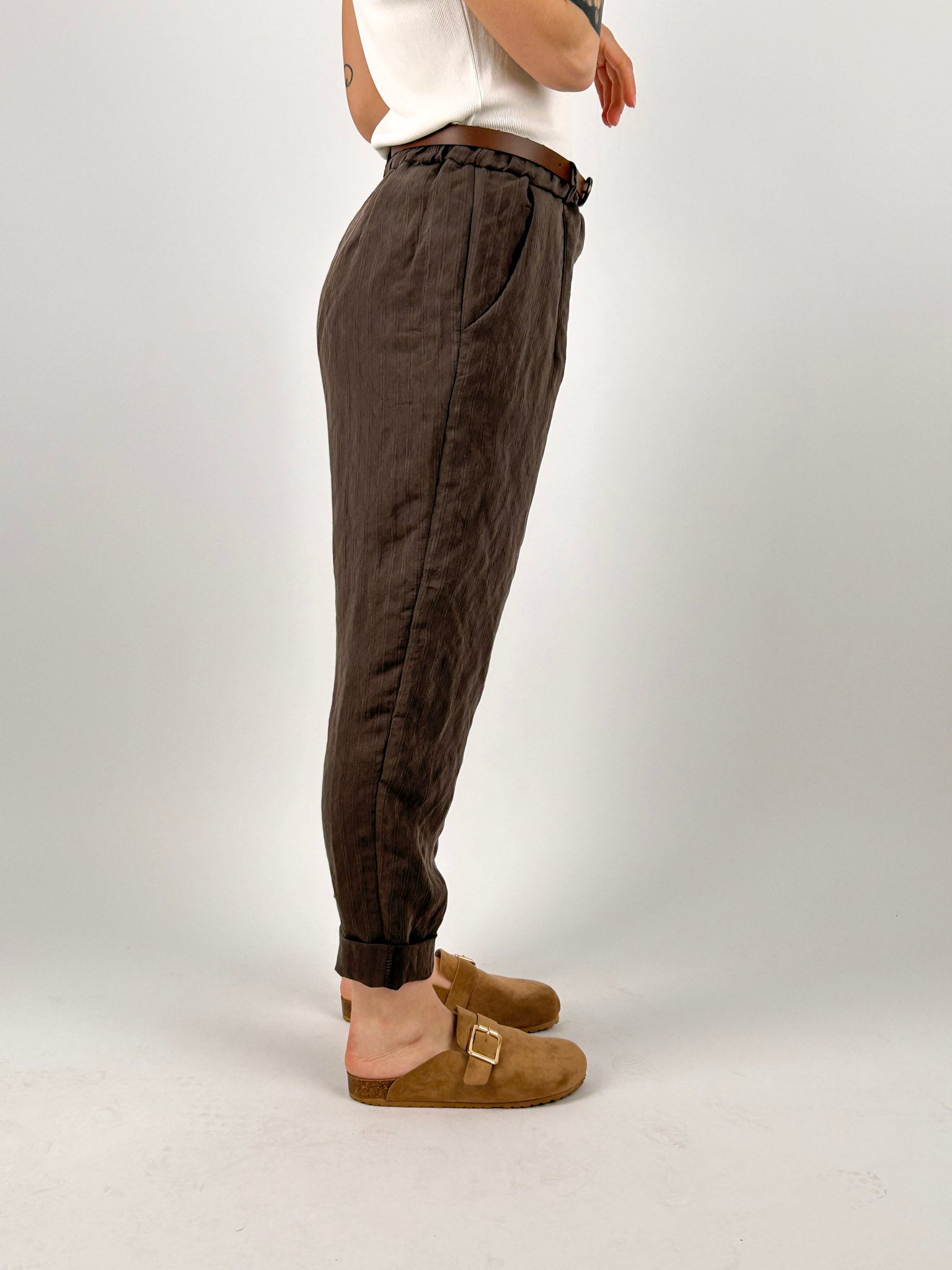 Pantalone donna morbido con vita elasticizzata e vestibilità rilassata. vista laterale