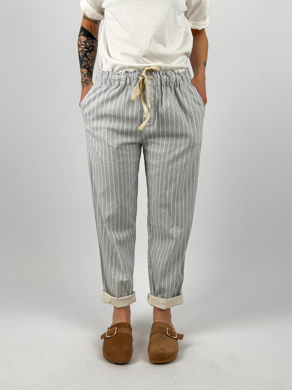 pantalone righe estiivo orlo pizzo. vista frontale