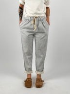 pantalone righe estiivo orlo pizzo. vista frontale