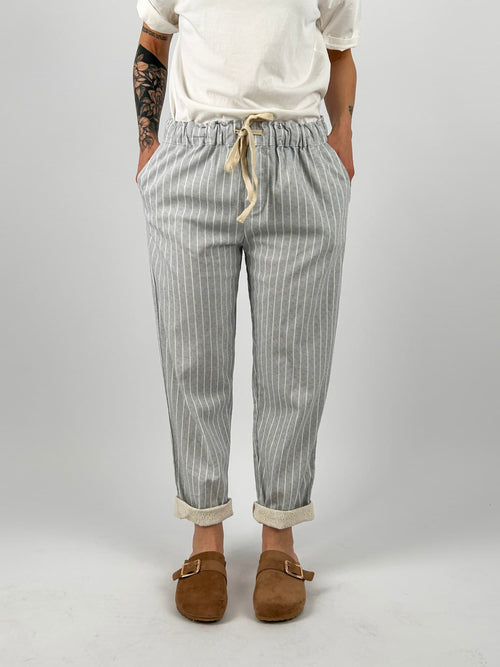 pantalone righe estiivo orlo pizzo. vista frontale