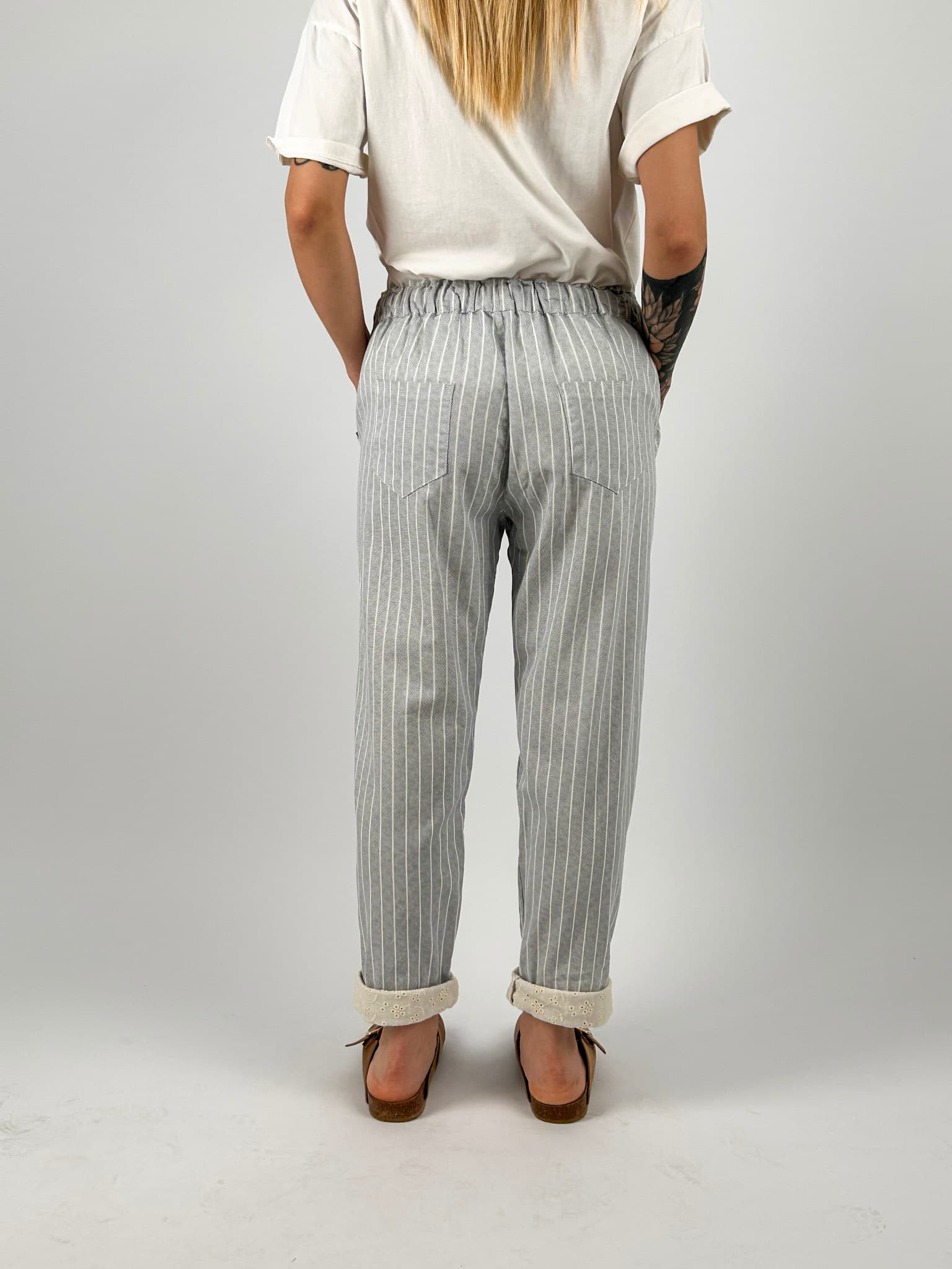 pantalone righe estiivo orlo pizzo. vista retro