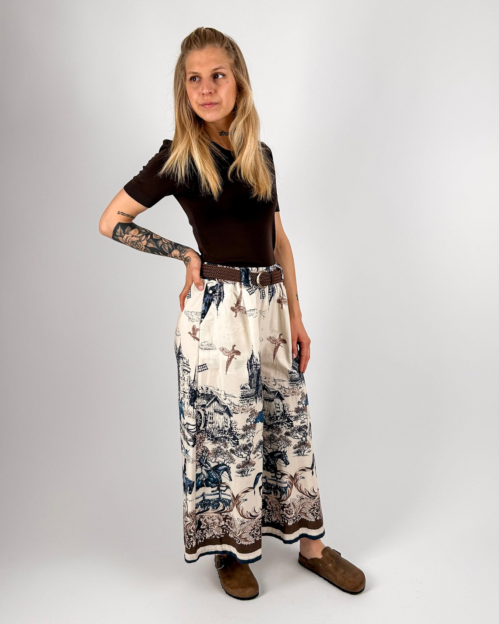 Gonna Siena  Bianco midi da donna in cotone con cintura coordinata e fantasia stampata - outfit modella