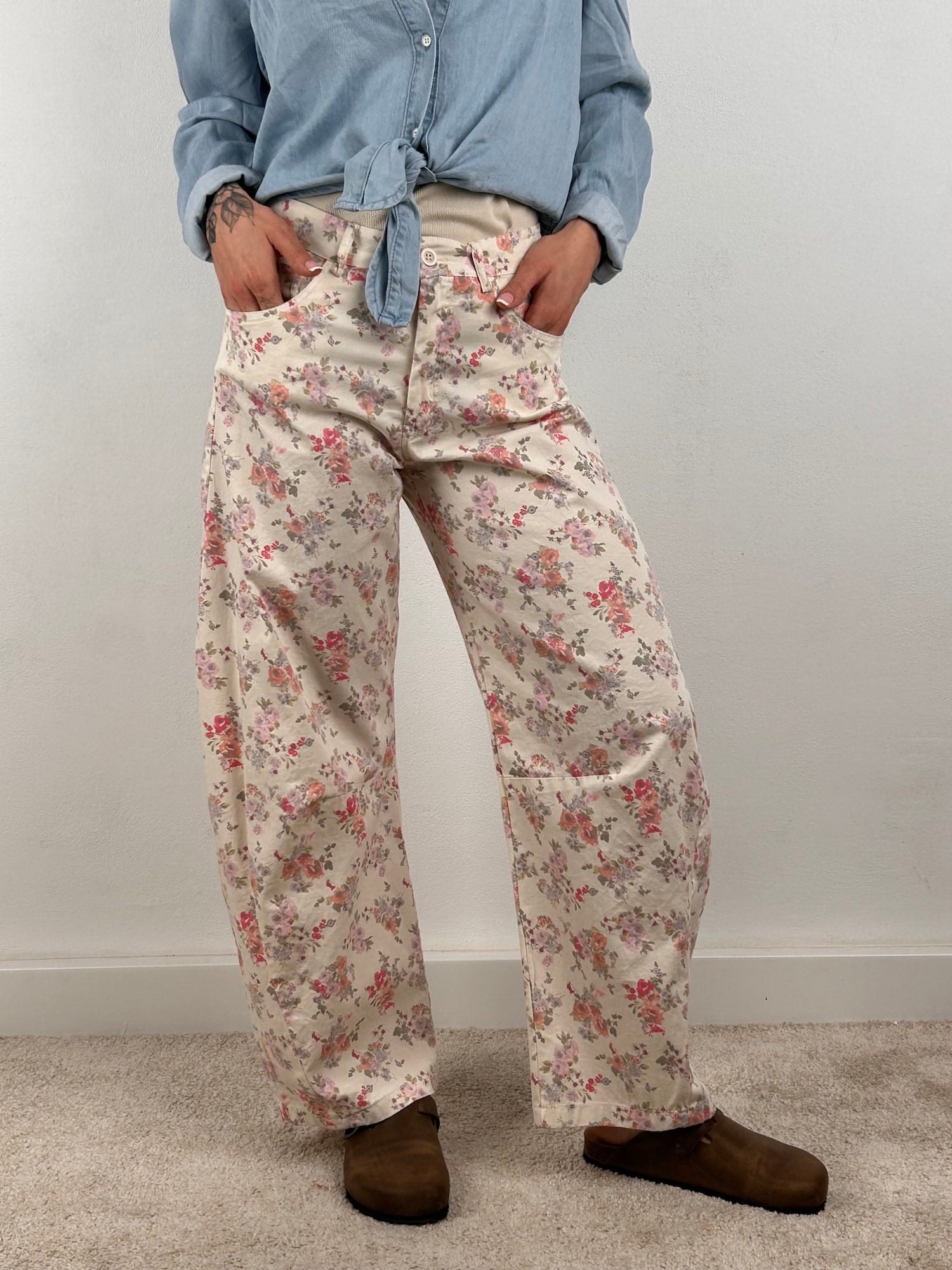 pantalone floreale donna vista frontale