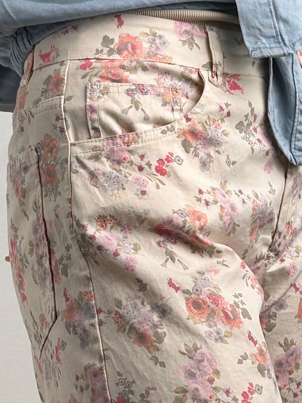 pantalone floreale donna vista dettaglio