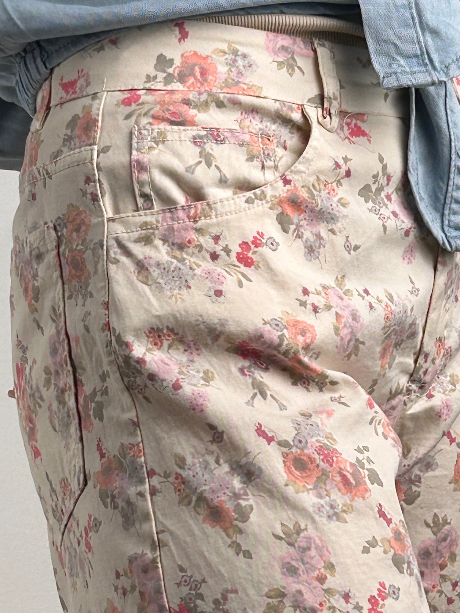 pantalone floreale donna vista dettaglio