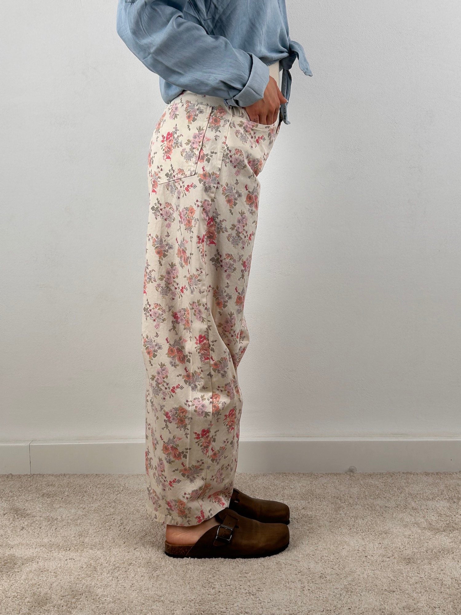 pantalone floreale donna vista laterale
