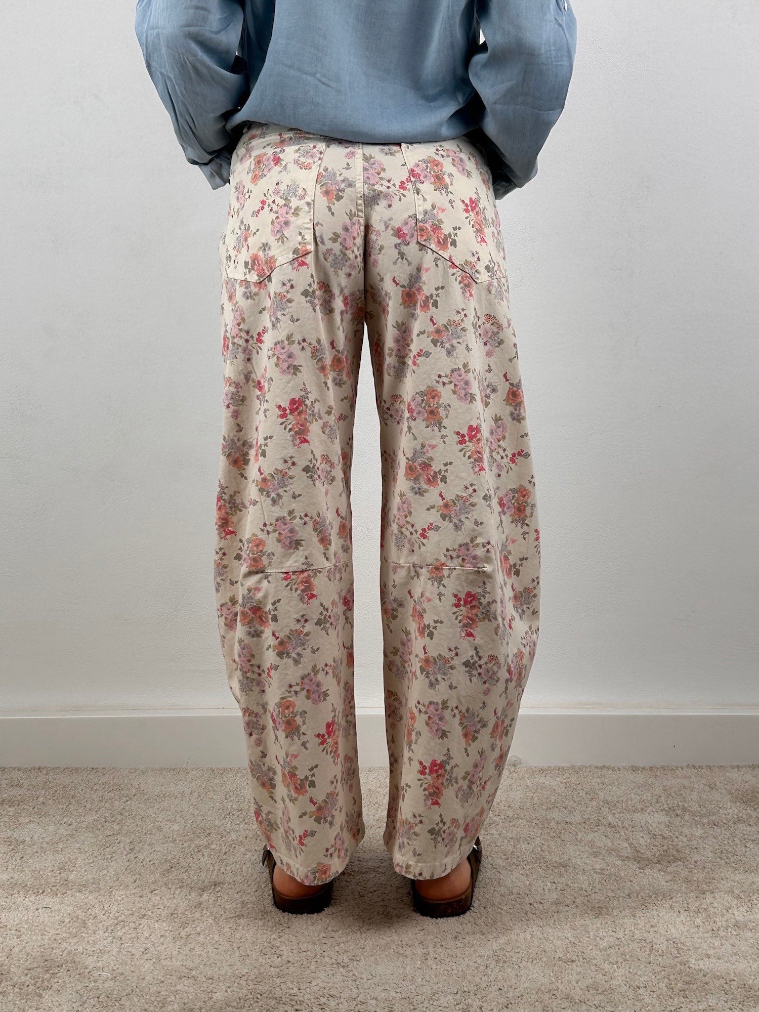 pantalone floreale donna vista retro