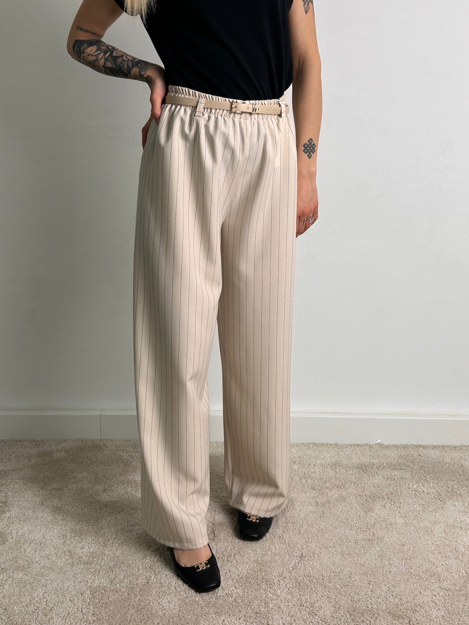 antalone gessato – pantalone donna a righe gessato elegante, stile sartoriale chic.vista frontale