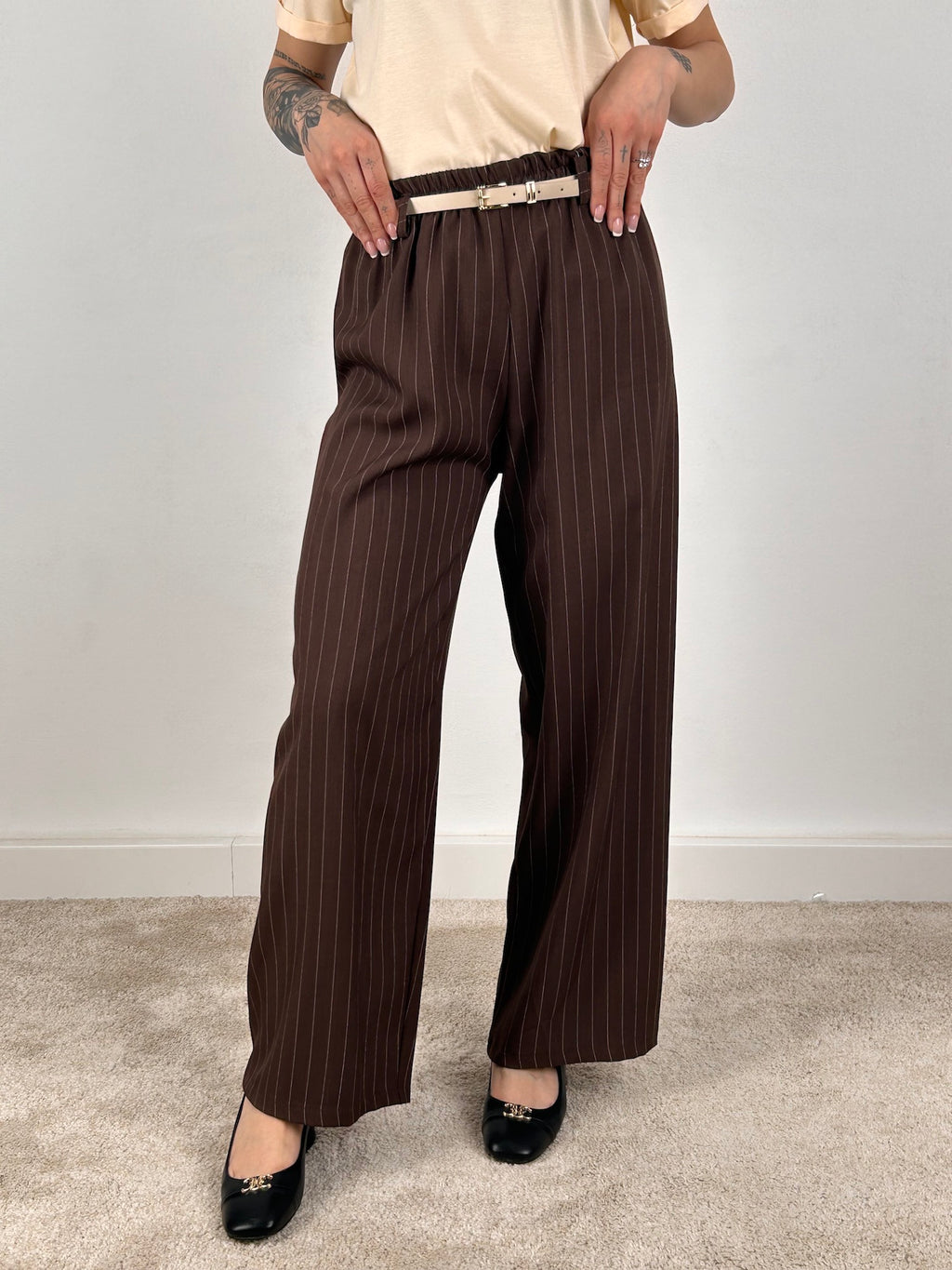 pantalone gessato palazzo marrone vista frontale