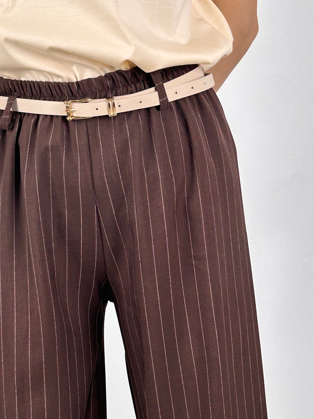 pantalone gessato palazzo marrone vista dettaglio