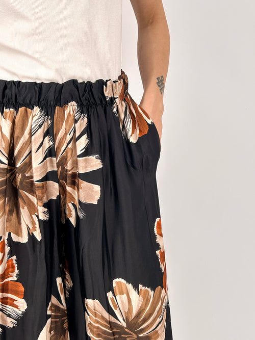 Pantalone donna ampio con fantasia floreale marrone e beige in viscosa - dettaglio pantalone