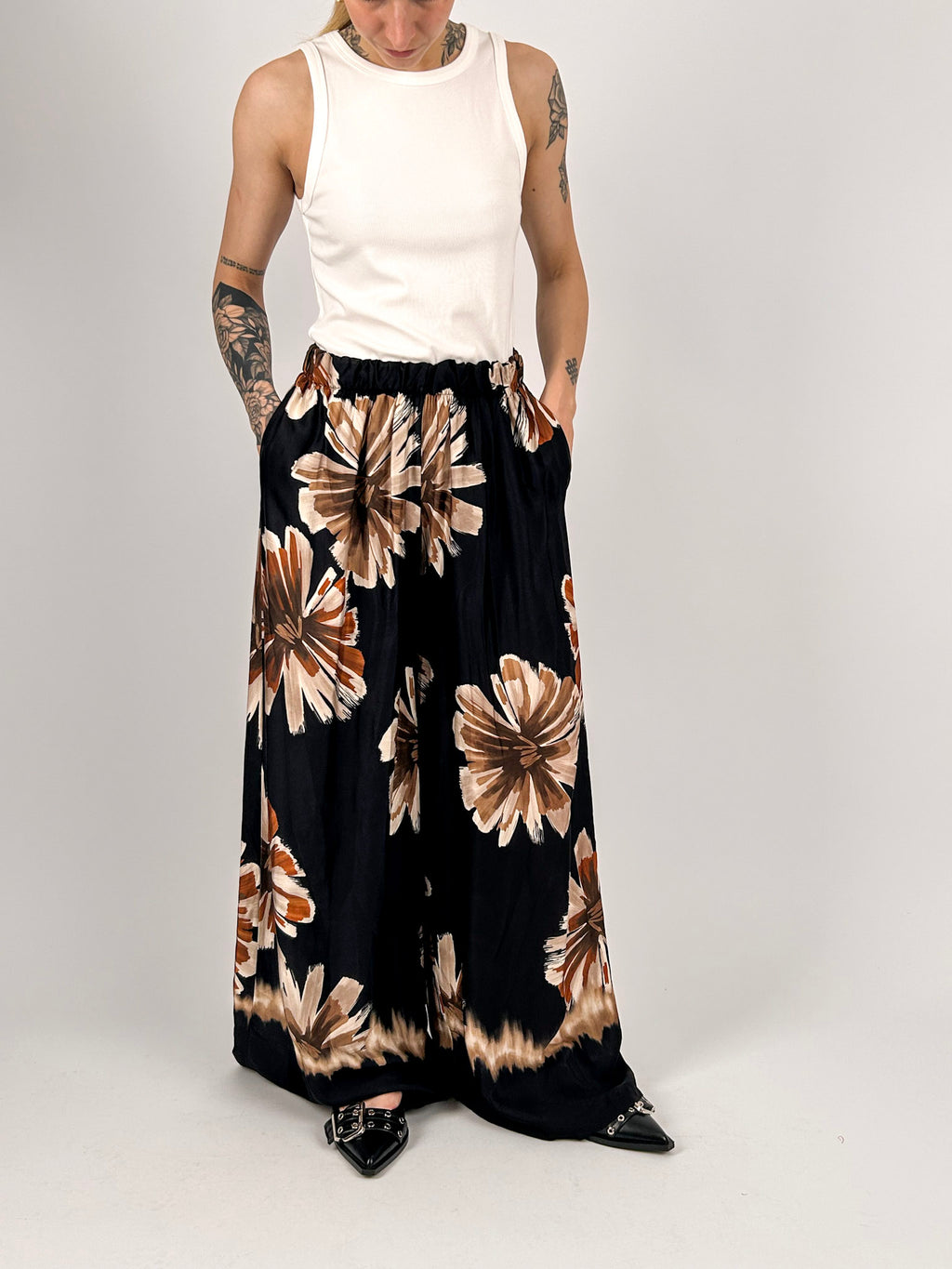 Pantalone donna ampio con fantasia floreale marrone e beige in viscosa - vista frontale